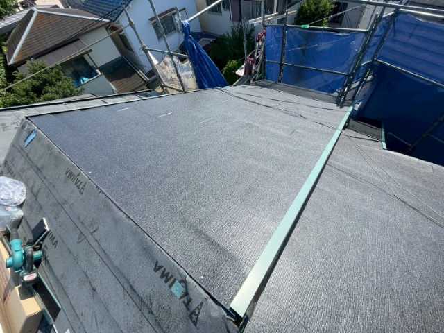 棟板金を納めた屋根